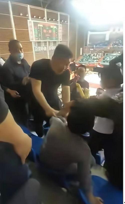 球迷网络爆料视频,精彩瞬间回顾,揭秘赛场幕后故事 第2张 球迷网络爆料视频,精彩瞬间回顾,揭秘赛场幕后故事 第2张
